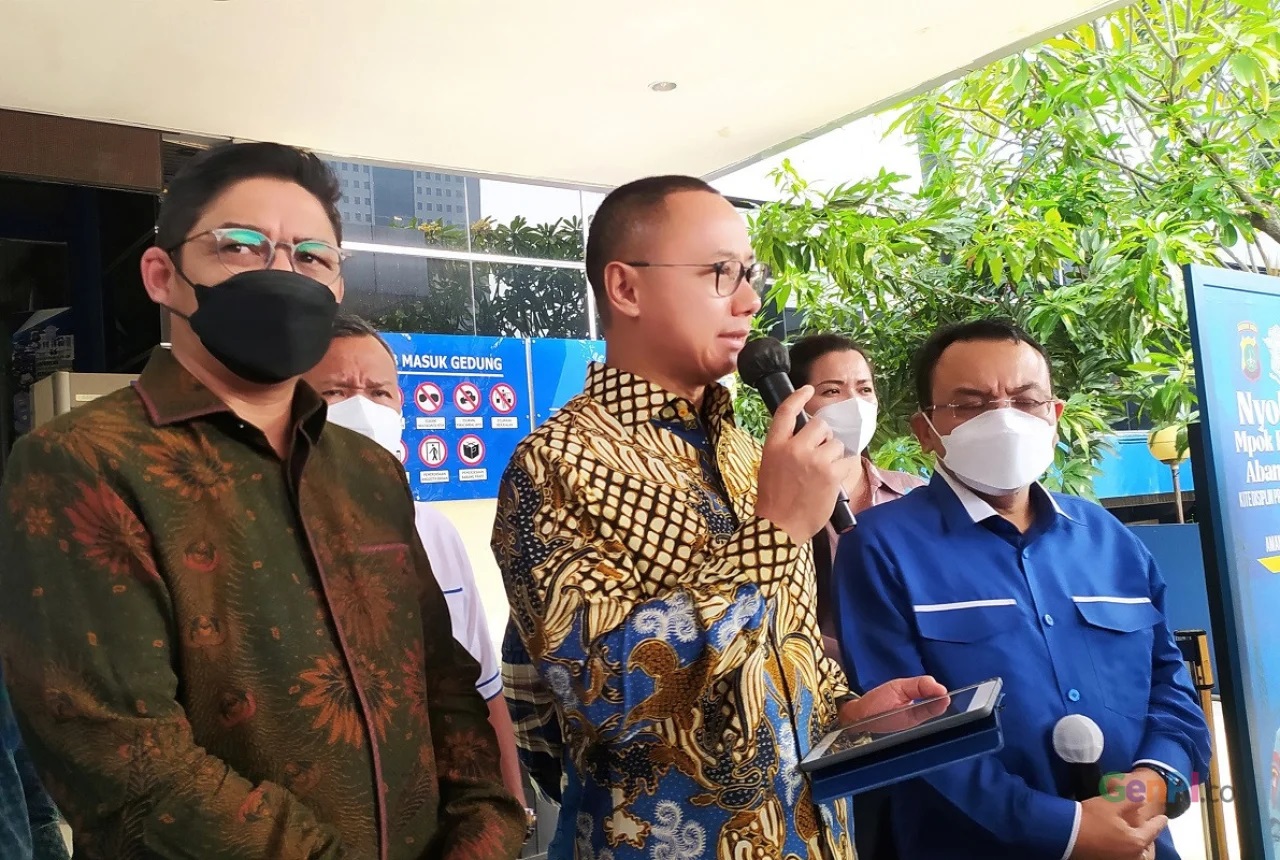 Pasha Ungu Tampak mendampingi Eddy Soeparno saat melaporkan pengacara Ade Armando ke Polda Metro Jaya. FOTO: Theresia/GenPI.co