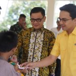 Wakil Ketua Komisi VIII DPRRI Fraksi Partai Golkar, DR. TB. H. Ace Hasan Syadzily, didampingi Wakil Bupati Bandung Syahrul Gunawan saat menghadiri Peresmian Program Keserasian Sosial Forum Keserasian Semangat Karya dan Santunan Anak Yatim di Kampung Leuwimunding RT. 03/01 Desa Sadu Kecamatan Soreang Kabupaten Bandung Jawa Barat, Selasa (26/4).