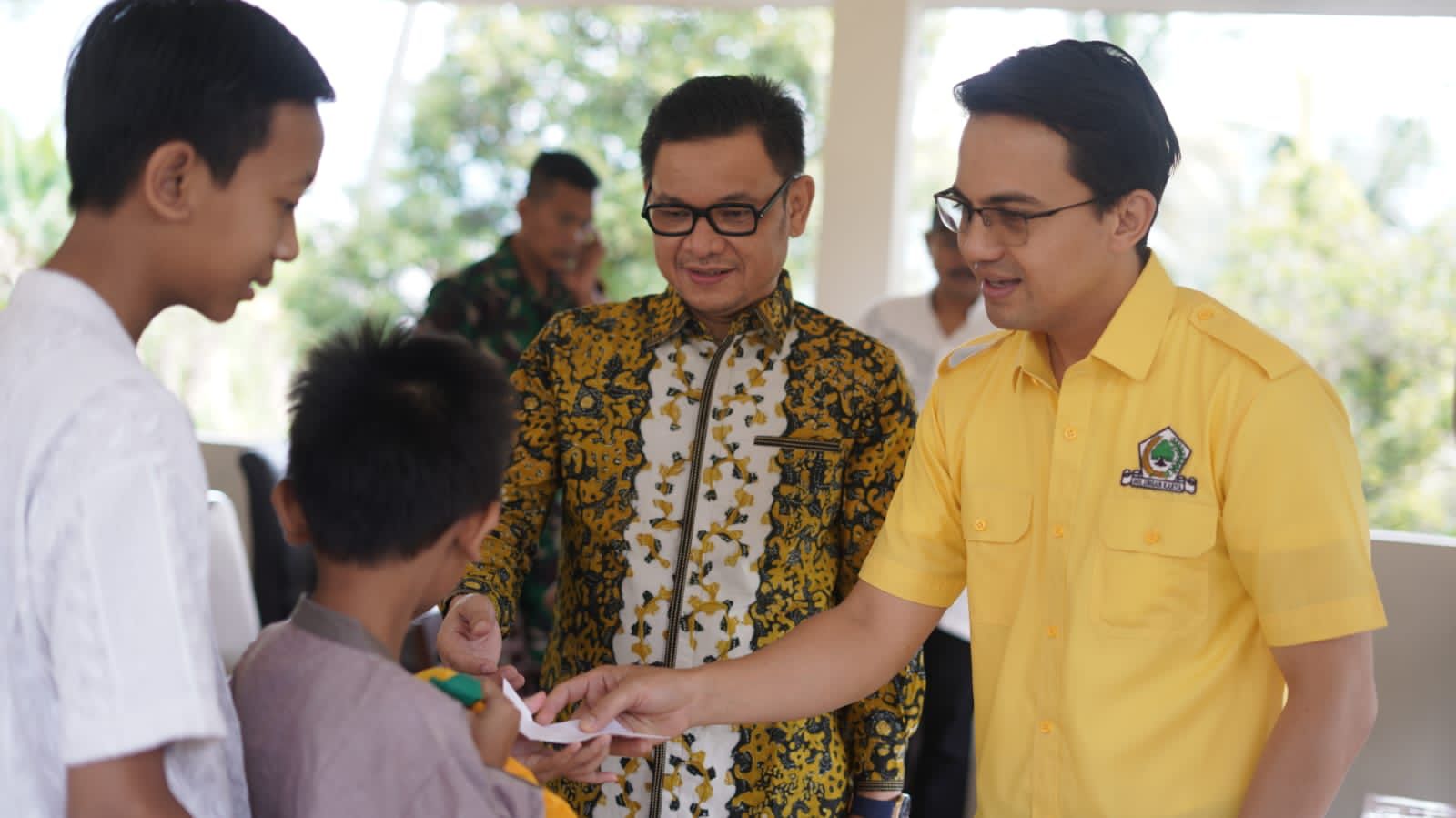 Wakil Ketua Komisi VIII DPRRI Fraksi Partai Golkar, DR. TB. H. Ace Hasan Syadzily, didampingi Wakil Bupati Bandung Syahrul Gunawan saat menghadiri Peresmian Program Keserasian Sosial Forum Keserasian Semangat Karya dan Santunan Anak Yatim di Kampung Leuwimunding RT. 03/01 Desa Sadu Kecamatan Soreang Kabupaten Bandung Jawa Barat, Selasa (26/4).