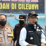 Gubernur Jawa Barat, Ridwan Kamil memprediksi Volume kendaraan akan meningkat pada sore ini, hal ini diucapkannya usai lakukan pemantauan arus lalu lintas di Pos Pam Cileunyi, Kabupaten Bandung. (Yanuar/Jabar Ekspres)