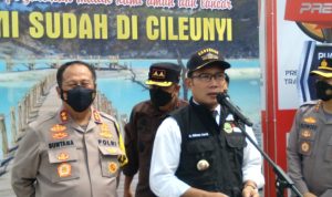 Gubernur Jawa Barat, Ridwan Kamil memprediksi Volume kendaraan akan meningkat pada sore ini, hal ini diucapkannya usai lakukan pemantauan arus lalu lintas di Pos Pam Cileunyi, Kabupaten Bandung. (Yanuar/Jabar Ekspres)