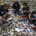 Tim Ekspedisi Sungai Nusantara saat melakukan pemilahan sampah plastik yang menumpuk di sungai-sungai di Tasikmalaya. (foto Antara)