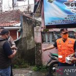 Kepala Pelaksana BPBD Kabupaten Garut Satria Budi, meninjau salah satu rumah dari 131 rumah yang porak poranda karena puting beliung di Garut. ANTARA/HO-BPBD Garut