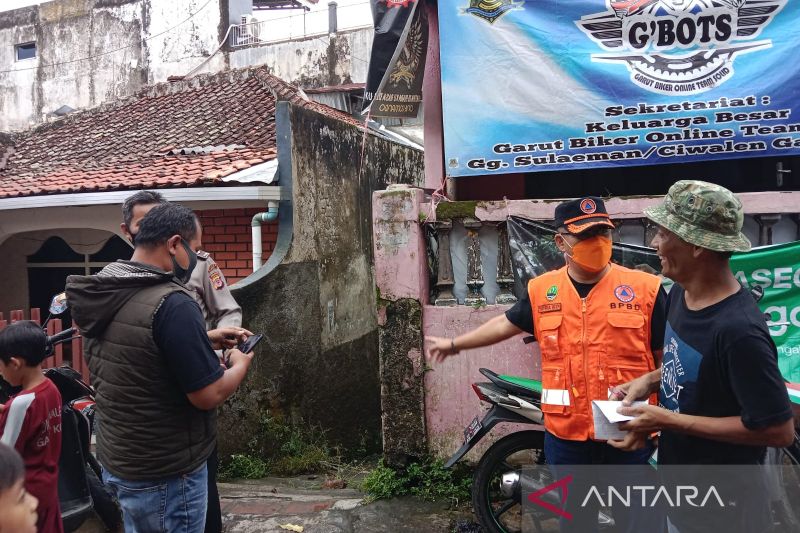 Kepala Pelaksana BPBD Kabupaten Garut Satria Budi, meninjau salah satu rumah dari 131 rumah yang porak poranda karena puting beliung di Garut. ANTARA/HO-BPBD Garut