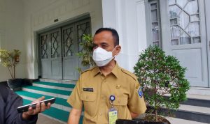 Asep Ghufron tengah memberi paparan kepada wartawan, di Pendopo Kota Bandung, Jl. Dalem Kaum, Senin (4/4). (Arvi/Jabar Ekspres)