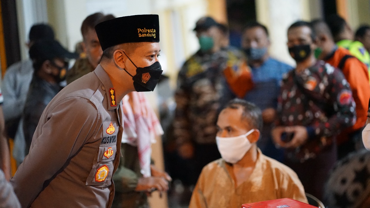 Kapolresta Bandung Kombes Pol Kusworo Wibowo, saat menghadiri kegiatan vaksiniasi di Masjid An Nur Katapang, sebagai langkah untuk percepat vaksinasi. ist