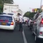 Video viral, pria berambut panjang masukkan sampah ke mobil polisi. (tangkapan layar)