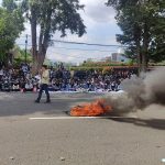 aksi bakar ban di demo mahasiswa bandung 11 april