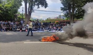 aksi bakar ban di demo mahasiswa bandung 11 april