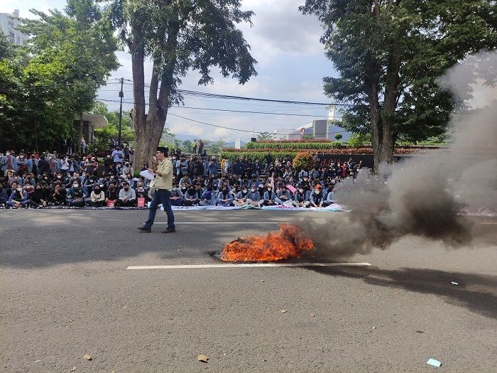 aksi bakar ban di demo mahasiswa bandung 11 april