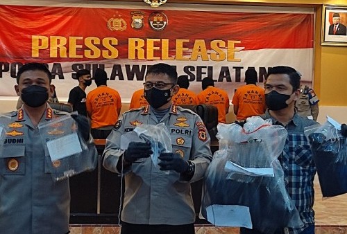 Kapolrestabes Makassar Kombes Pol Budhi Haryanto (kiri) mengungkapkan Pembunuhan terhadap pegawai Dinas Perhubungan (Dishub) Makassar Najamuddin Sewang ternyata telah mulai direncanakan Kasatpol PP Makassar sejak 2020. (fin/istimewa)
