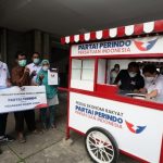 Gerobak UMKM Gratis dari Partai Perindo kembali diserahkan untuk pedagang nasi uduk dan bakmi ayam. (ist)