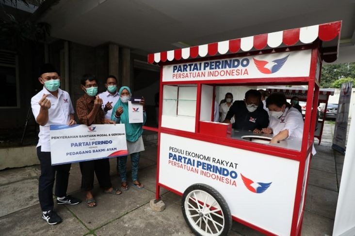 Gerobak UMKM Gratis dari Partai Perindo kembali diserahkan untuk pedagang nasi uduk dan bakmi ayam. (ist)
