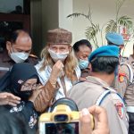Bahar Bin Smith saat menjawab pertanyaan wartawan seusai persidangan dengan agenda membacakan dakwaan., di Pengadilan Negeri Kota Bandung, pada Selasa.(5/4) foto; Sandi-Jabarekspres.com