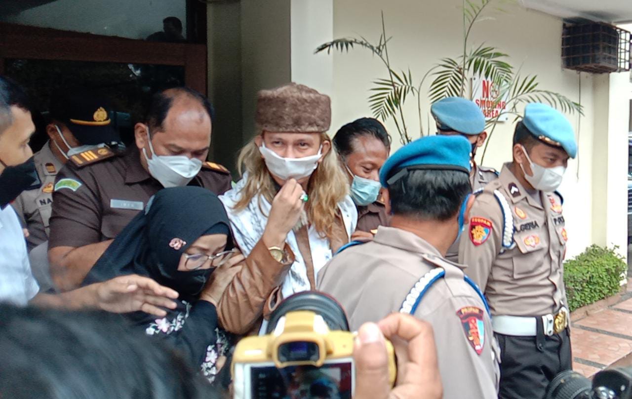 Bahar Bin Smith saat menjawab pertanyaan wartawan seusai persidangan dengan agenda membacakan dakwaan., di Pengadilan Negeri Kota Bandung, pada Selasa.(5/4) foto; Sandi-Jabarekspres.com
