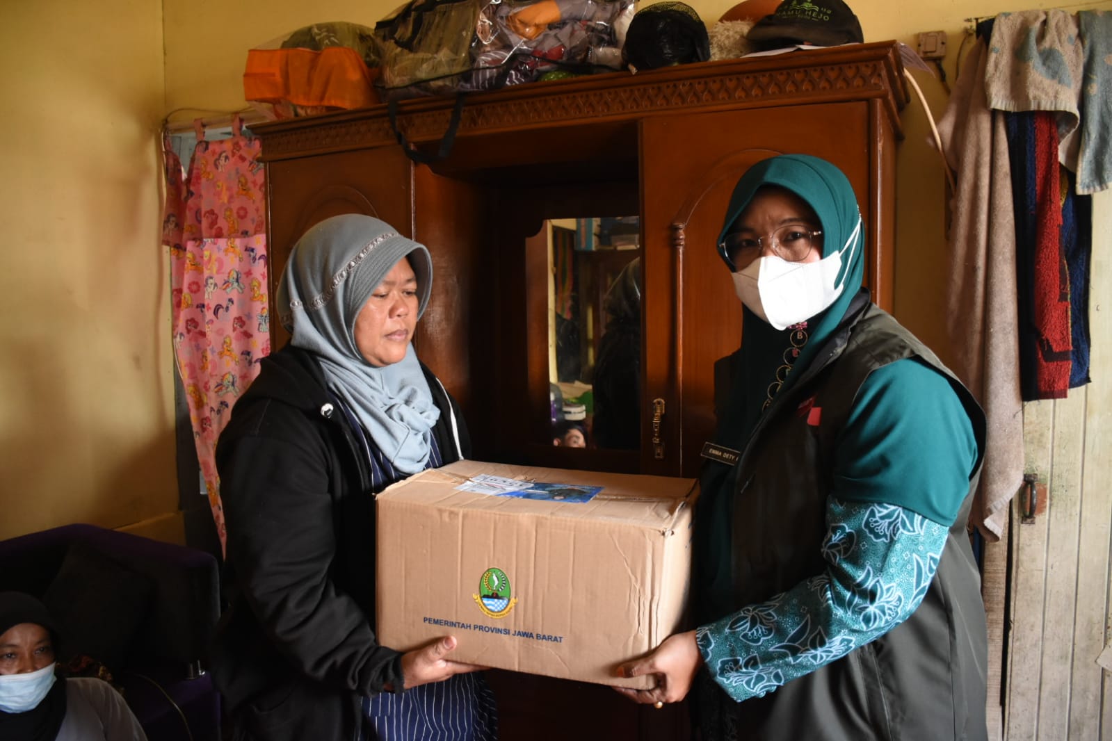 Istri Bupati Bandung, Emma Detty Permanawati, takziah ke rumah duka Almarhum Heru Ardiansyah (14) di Kampung Sirnasari RT.01/10 Desa Pulosari, Kecamatan Pangalengan, Kabupaten Bandung. Ist