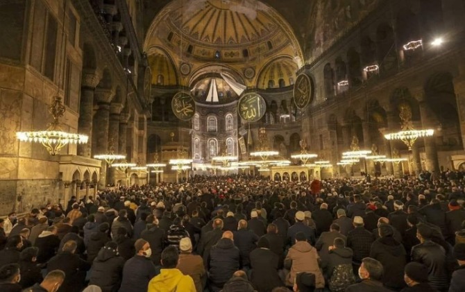 Pelaksanaan salat tarawih untuk pertama kalinya di Masijd Agung Hagia Sophia di Istanbul, Turki. ist