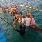 Tangkapan layar, insiden perahu terbalik yang membuat penumpangnya anak-anak bahkan bayi terombang-ambing di tengah laut.