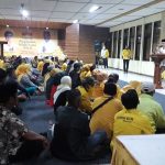 ORASI: Ketua DPD Partai Golkar Kota Bandung Edwin Senjaya saat memberikan sambutan dan arahan dalam Kampung Ramadan dan Festival UMKM di Sekretariat DPD Partai Golkar Kota Bandung, Jumat (22/4/2022) malam.