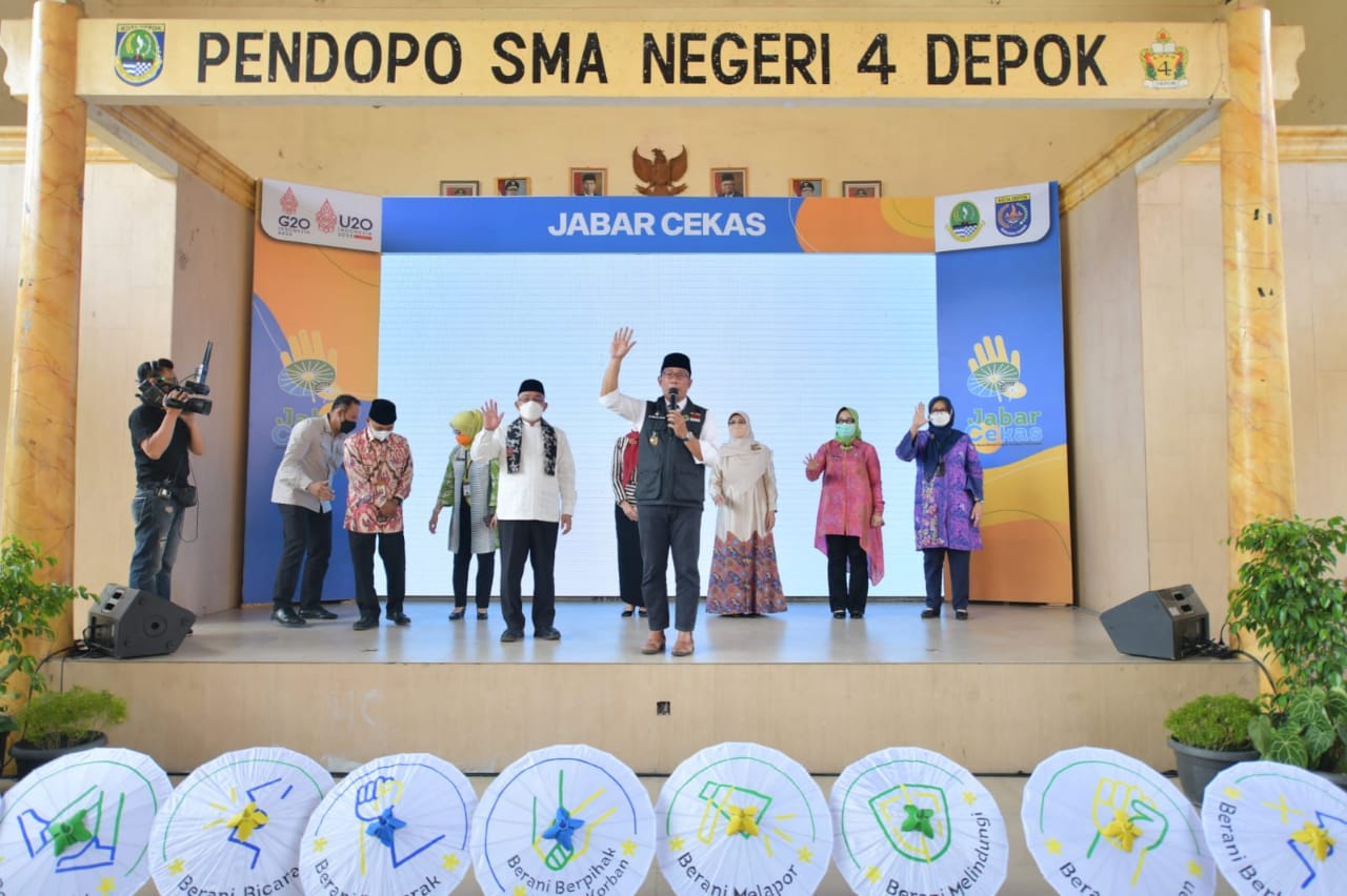 Gubernur Jawa Barat Ridwan Kamil bersama istri sekaligus Ketua TP-PKK Provinsi Jabar Atalia Paratya mengampanyekan Jabar Cekas, (Foto: Rizal FS/Biro Adpim Jabar)