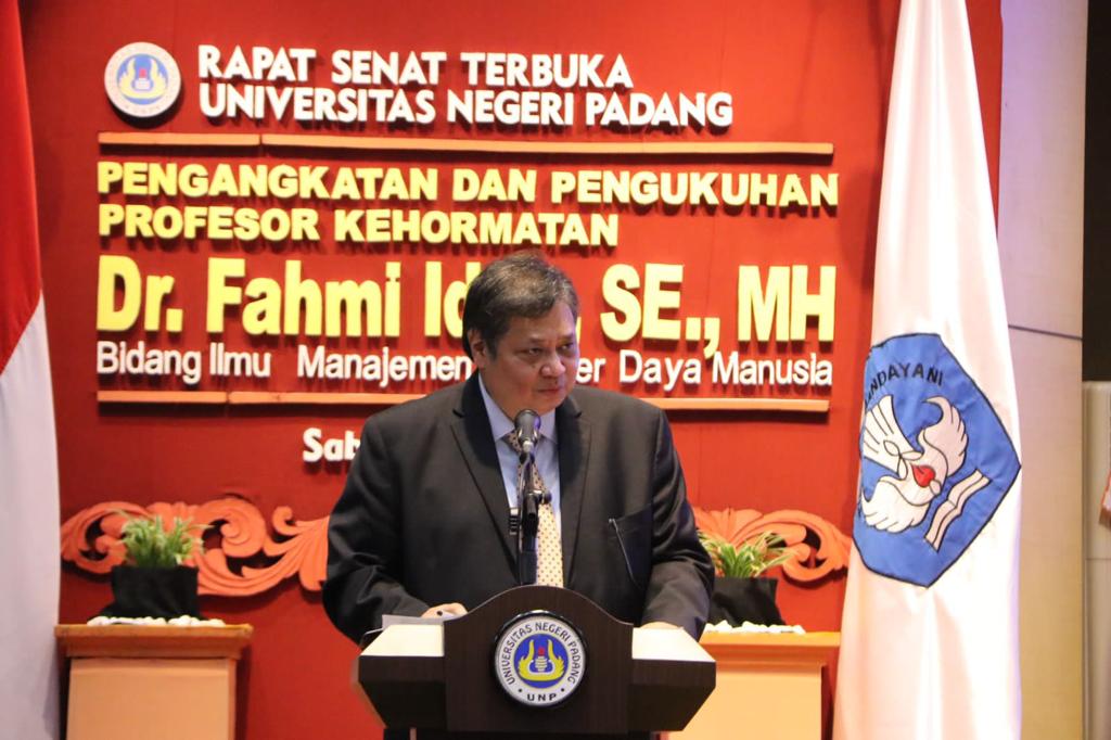 Airlangga Hartarto menghadiri undangan pengukuhan Profesor Kehormatan, Dr, Fahmi Idris, SE, MH di Universitas Negeri Padang.