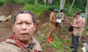 Anggota DPRD Jabar Daddy Rohanady ketika mengunjungi proyek pembangunan embung di Kampung Baru Beureum Desa Sindangsari, Kecamatan Sukasari, Kabupaten Sumedang.