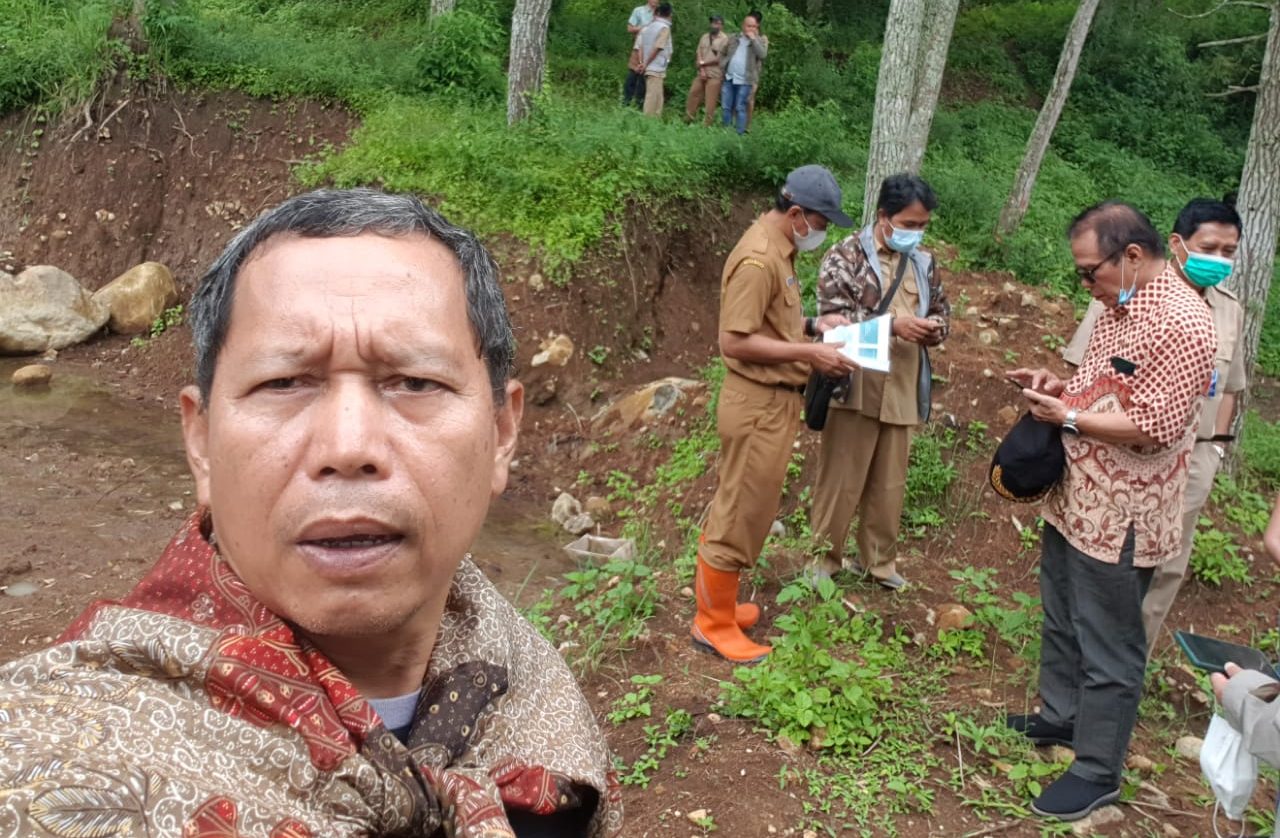 Anggota DPRD Jabar Daddy Rohanady ketika mengunjungi proyek pembangunan embung di Kampung Baru Beureum Desa Sindangsari, Kecamatan Sukasari, Kabupaten Sumedang.