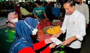Warga Bogor Antusias Sambut Jokowi Bagikan BLT Minyak Goreng