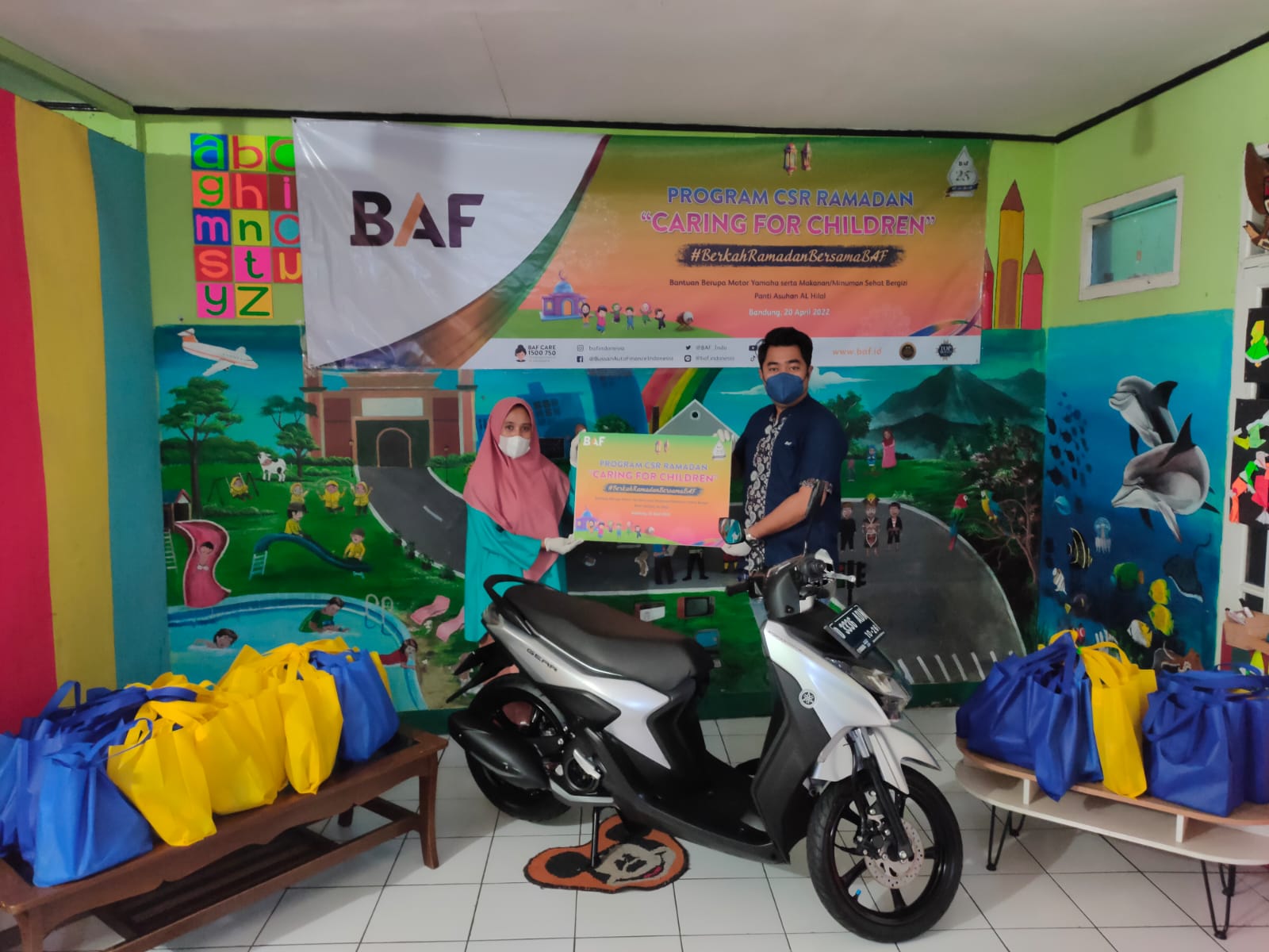 Ardi Priatna (RC Head BAF Bandung) memberikan Satu Unit Motor Yamaha dan Paket Makanan Bergizi kepada Yayasan Al-Burhan Bandung
