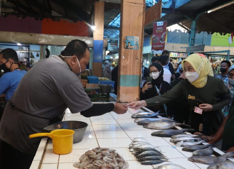 Atalia Praratya tengah berdialog sekaligus berbelanja di Pasar Cihapit Kota Bandung