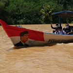 Bantuan Perahu Kemanusiaan dari Gubenur Jawa Barat Ridwan Kamil melalui Jabar Quick Respon untuk mengantar anak sekolah di Kabupaten Sukabumi