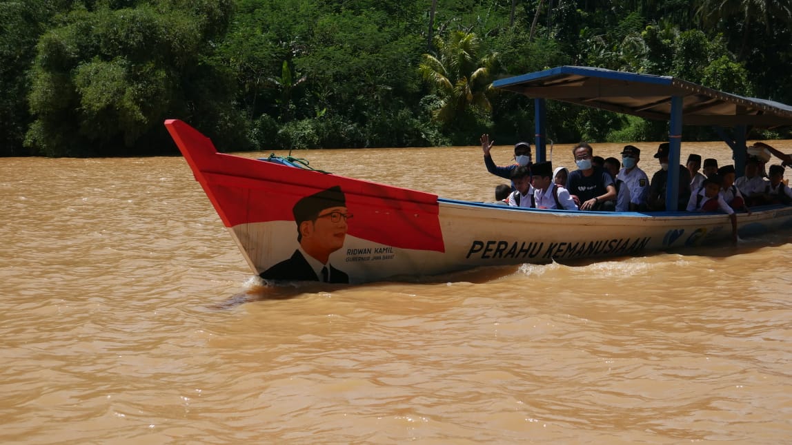 Bantuan Perahu Kemanusiaan dari Gubenur Jawa Barat Ridwan Kamil melalui Jabar Quick Respon untuk mengantar anak sekolah di Kabupaten Sukabumi