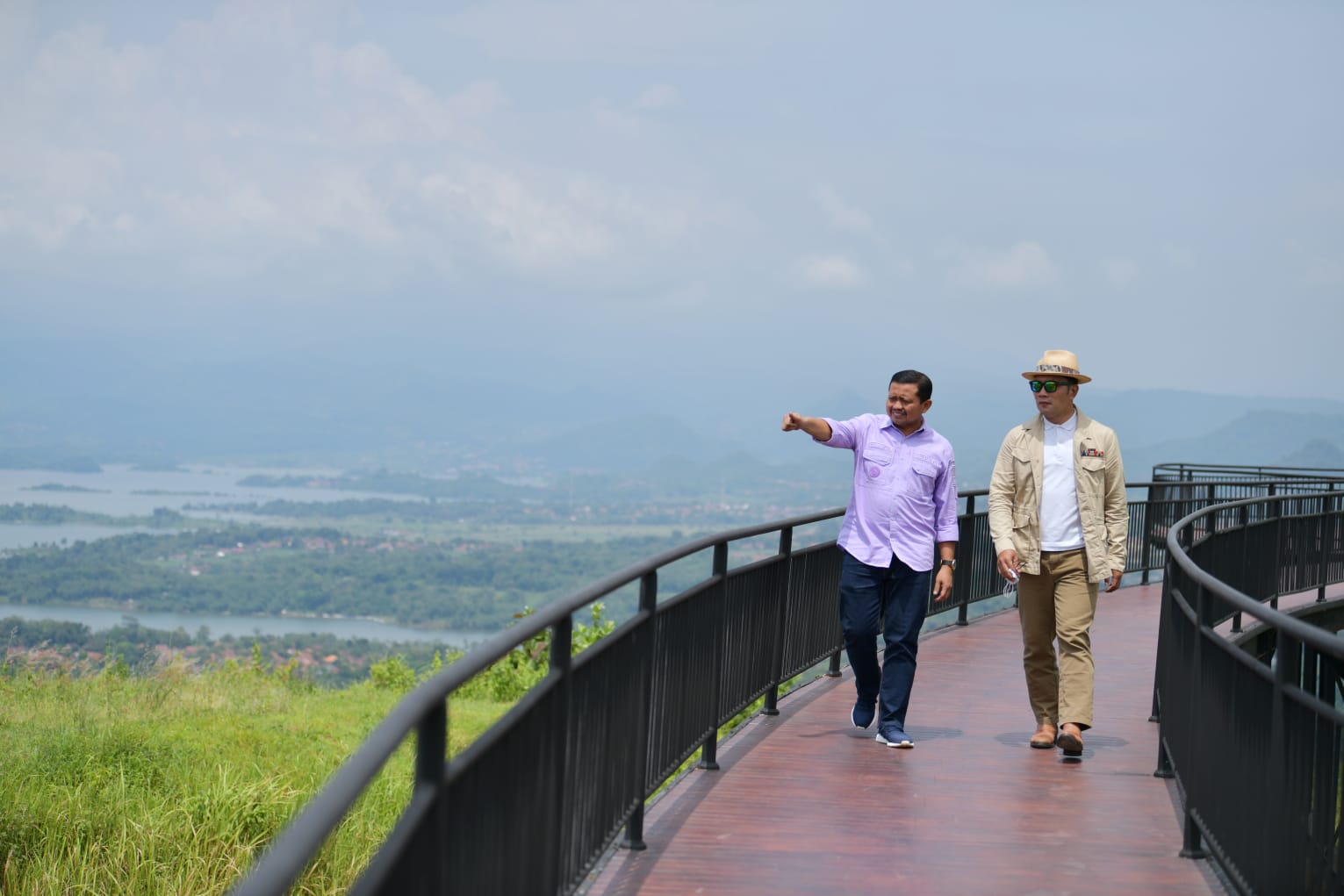 Gubenur Jabar Ridwan Kamil bersama Bupati Sumedang meninjau langsung proses pembangunan kampung buricak borinong di Kabupaten Sumedang.