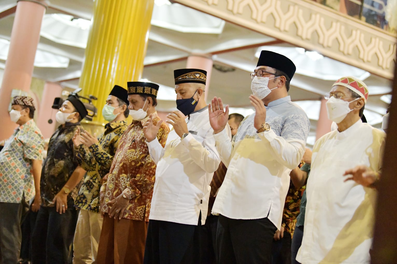 Gubernur Jawa Barat Ridwan Kamil salat tarawih berjemaah dan memberikan tausiah di Masjid Kampus UGM, Yogyakarta, Selasa (54).