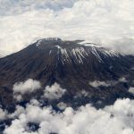 Ilustrasi Gunung Kilimanjaro yang dijadikan Google Doodle di Hari Bumi (gambar: Wikipedia)