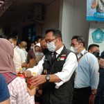 Gubernur Jawa Barat Ridwan Kamil memberikan minyak goreng curah saat operasi pasar, di Kecamatan Sukajadi, Kota Bandung, Senin (4/4) sore. (Foto: Sandi Nugraha/Jabar Ekspres)