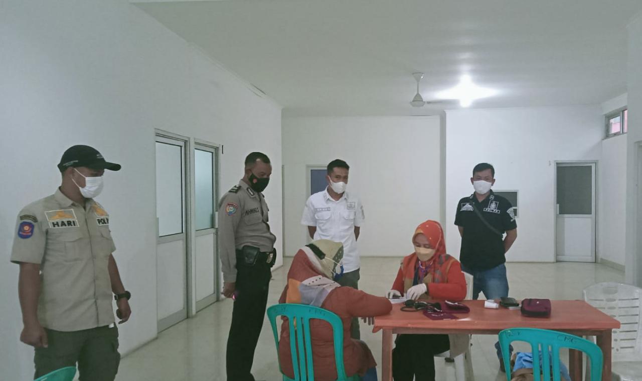 Pelaksanaan vaksinasi Covid-19 Presisi Ngabuburit Polres Sumedang di Kawasan Industri Dwi Papuri Abadi, Cimanggung, Sumedang.