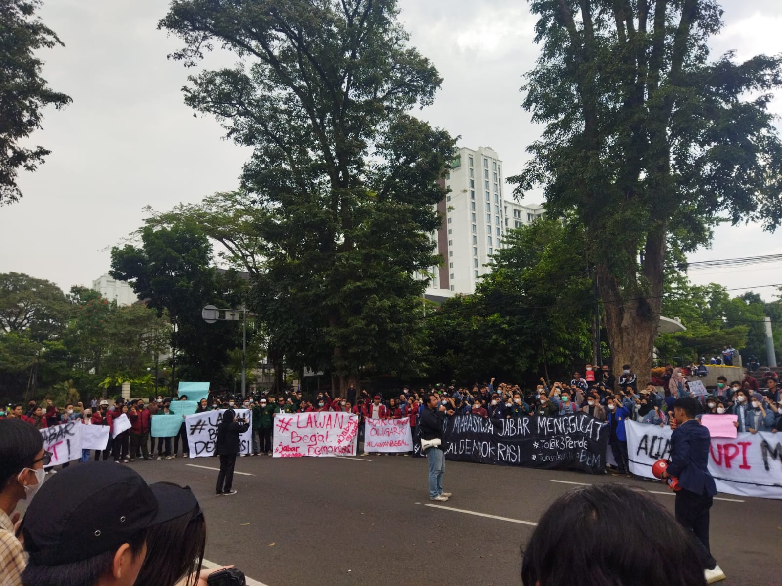 UNJUK RASA: Mahasiswa yang tergabung dalam Aliansi Mahasiswa Jabar Menggugat saat melakukan aksi unjuk rasa di depan Gedung Sate, Kota Bandung. (Nizar/Jabar Ekspres)
