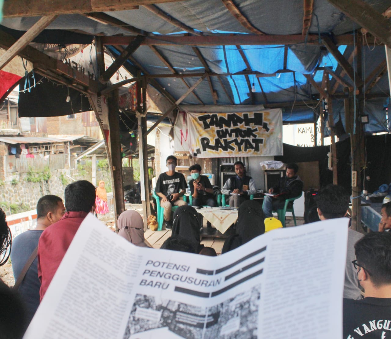 DISKUSI: Warga dan mahasiswa mengadakan diskusi 'Hak Atas Tanah' di reruntuhan Anyer Dalam, Kelurahan Kebonwaru, Kecamatan Batununggal, Kota Bandung. Diskusi diisi pembicara dari LBH Bandung, ARC Bandung dan ARTPN. (Deni/Jabar Ekspres)