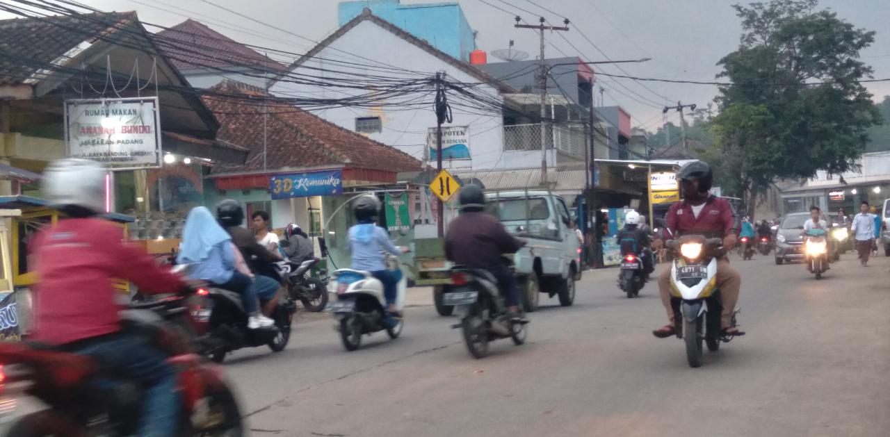Ilustrasi: Situasi jalan di Jalan Raya Parakanmuncang, Kecamatan Cimanggung, Kabupaten Sumedang. (Jabar Ekspres)