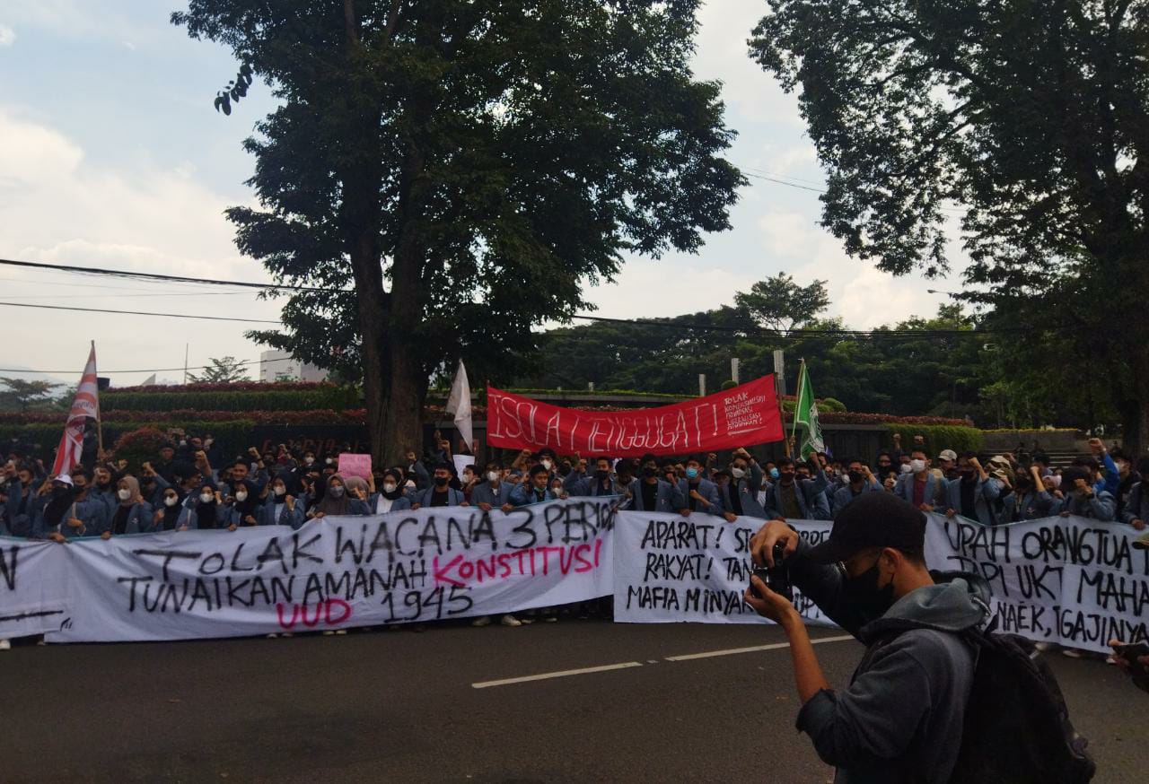 UNJUK RASA: Mahasiswa yang tergabung dalam Aliansi Mahasiswa Jabar Menggugat saat berunjuk rasa di depan Gedung Sate, senin (11/4) kemarin.