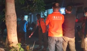 Tim Inafis Polresta Bandung saat melakukan pemeriksaan di TKP pembunuhan di Desa Rancaekek Wetan, Kecamatan Rancaekek, Kabupaten Bandung. (Yanuar/Jabar Ekspres)