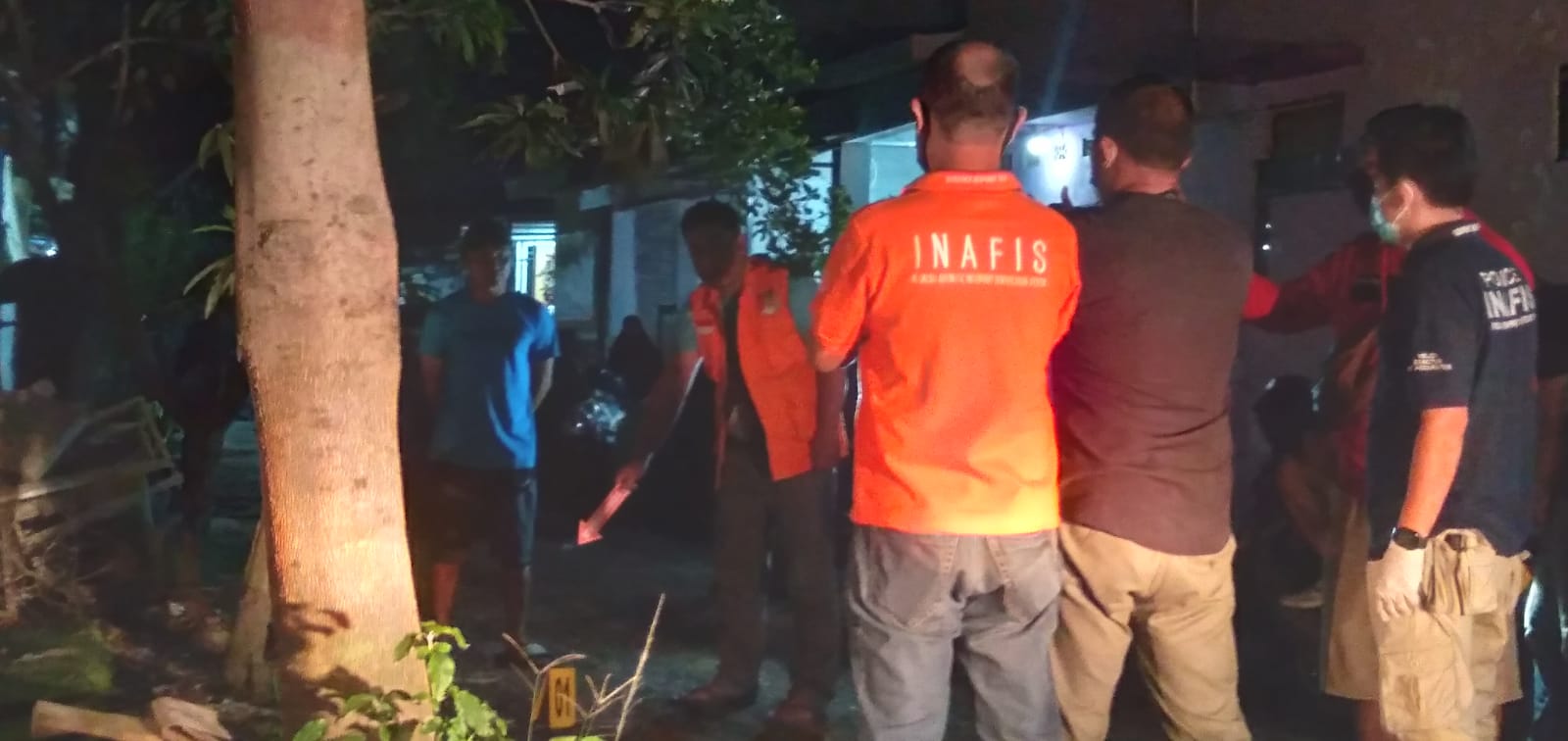 Tim Inafis Polresta Bandung saat melakukan pemeriksaan di TKP pembunuhan di Desa Rancaekek Wetan, Kecamatan Rancaekek, Kabupaten Bandung. (Yanuar/Jabar Ekspres)
