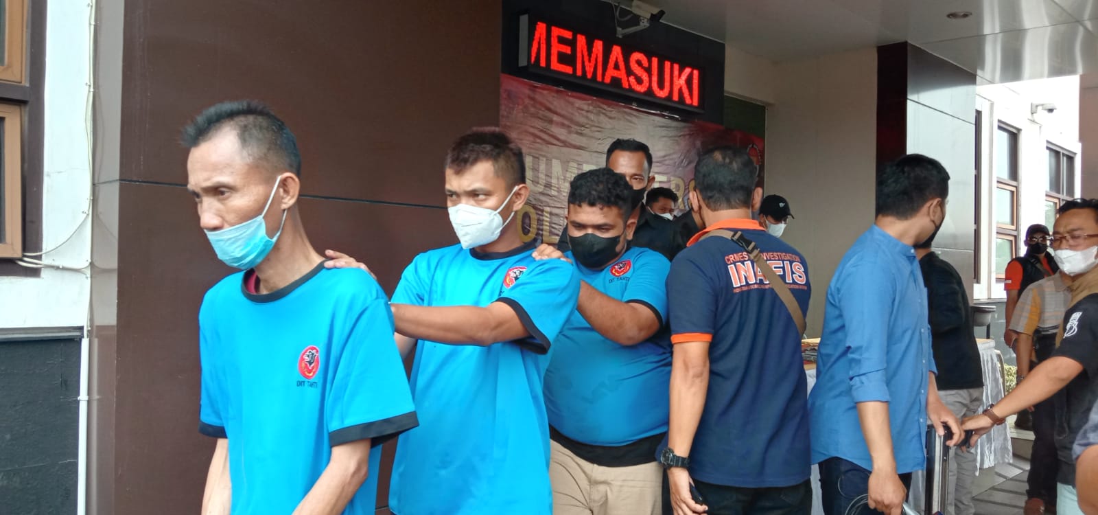 Para pelaku pembobol spesialis roda 4 dan truk di rest area berhasil ditangkap di exit tol Pasir Koja, Kota Bandung, Kamis (28/4). (Foto: Sandi Nugraha/Jabar Ekspres)