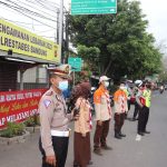 Ipda Mustari tengah melakukan pemantauan arus lalu lintas di Bunderan Cibiru, Kota Bandung Pada Sabtu (30/4) (Arvi/Jabarekspres)