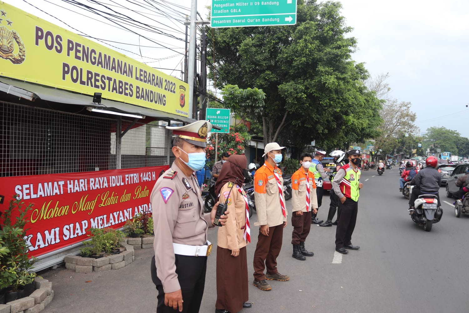 Ipda Mustari tengah melakukan pemantauan arus lalu lintas di Bunderan Cibiru, Kota Bandung Pada Sabtu (30/4) (Arvi/Jabarekspres)