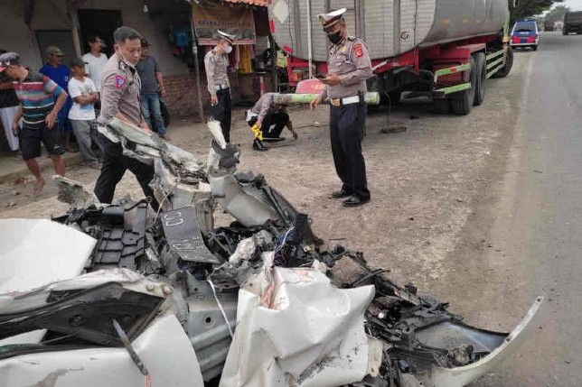 Petugas olah TKP kecelakaan minibus tabrak tangki di Pantura Cirebon, Minggu (3/4). (Foto: Darpan/Antara)
