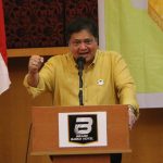 Ketua DPP Partai Golkar Airlangga Hartarto ketika memberikan arahan kepada kader partai di Kota Padang Sumetera Barat