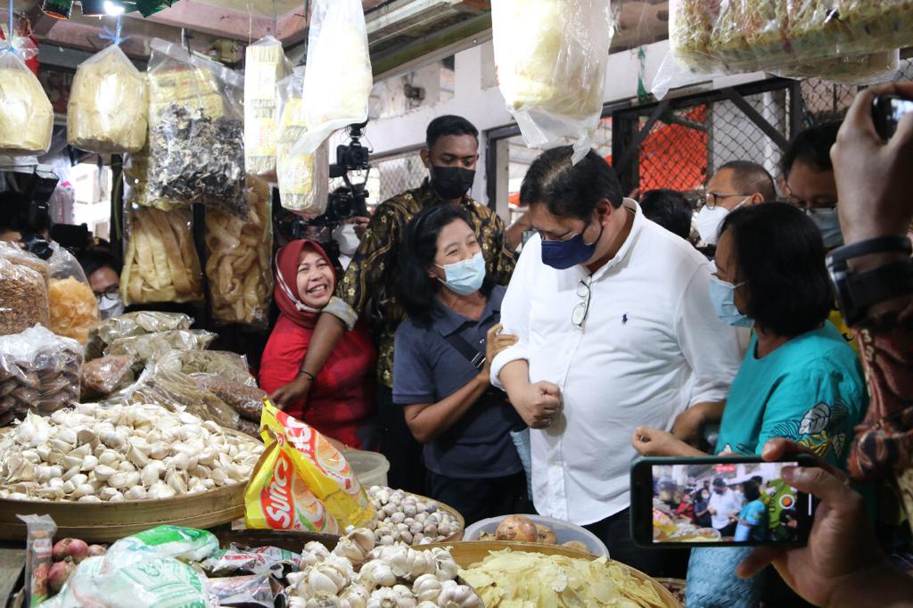Menko Airlangga Hartarto ketika meninjau langsung harga kebutuhan pokok di pasar tradisional untuk memastikan keberadaan minyak goreng.