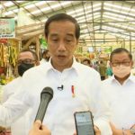Kunjungan Presiden Joko Widodo (Jokowi) ke pasar rakyat Purworejo dan Magelang, pada Rabu (30/3). Jokowi melakukan sidak harga minyak goreng di pasar tradisional. (Youtube Sekretariat Presiden/Jawapos)